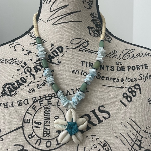 Shell Necklace - Picture 2 of 8